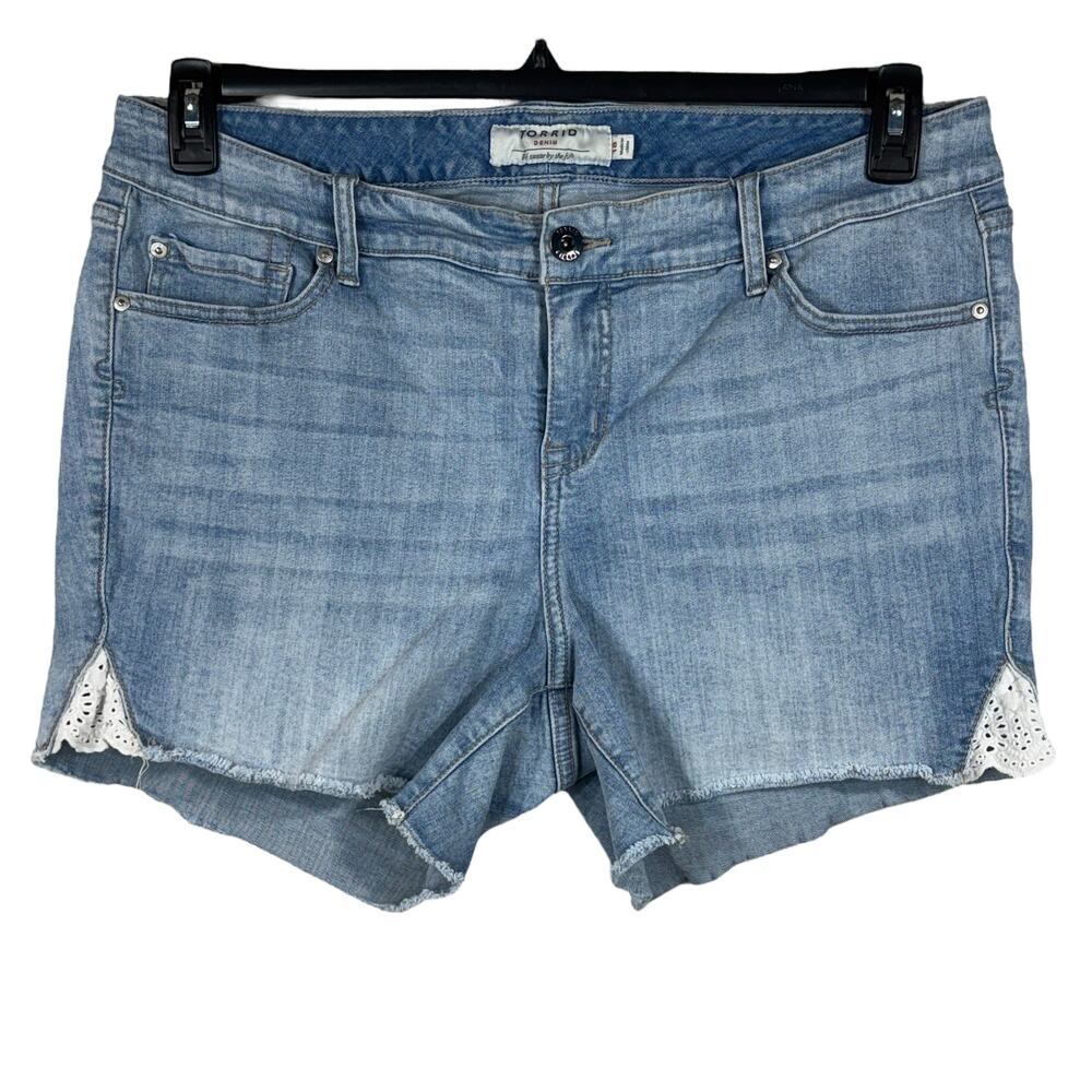 Torrid SZ 18 Jean Shorts High-Rise Stretch Frayed Hems Zip-Fly Light Wash Eyelet